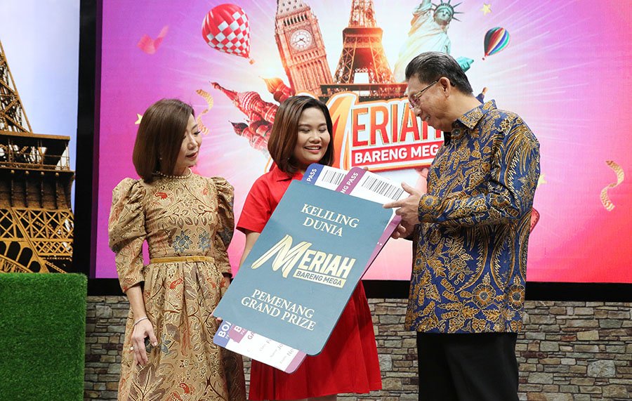 Bank Mega Menyerahkan Hadiah Undian Grand Prize Meriah Bareng Mega