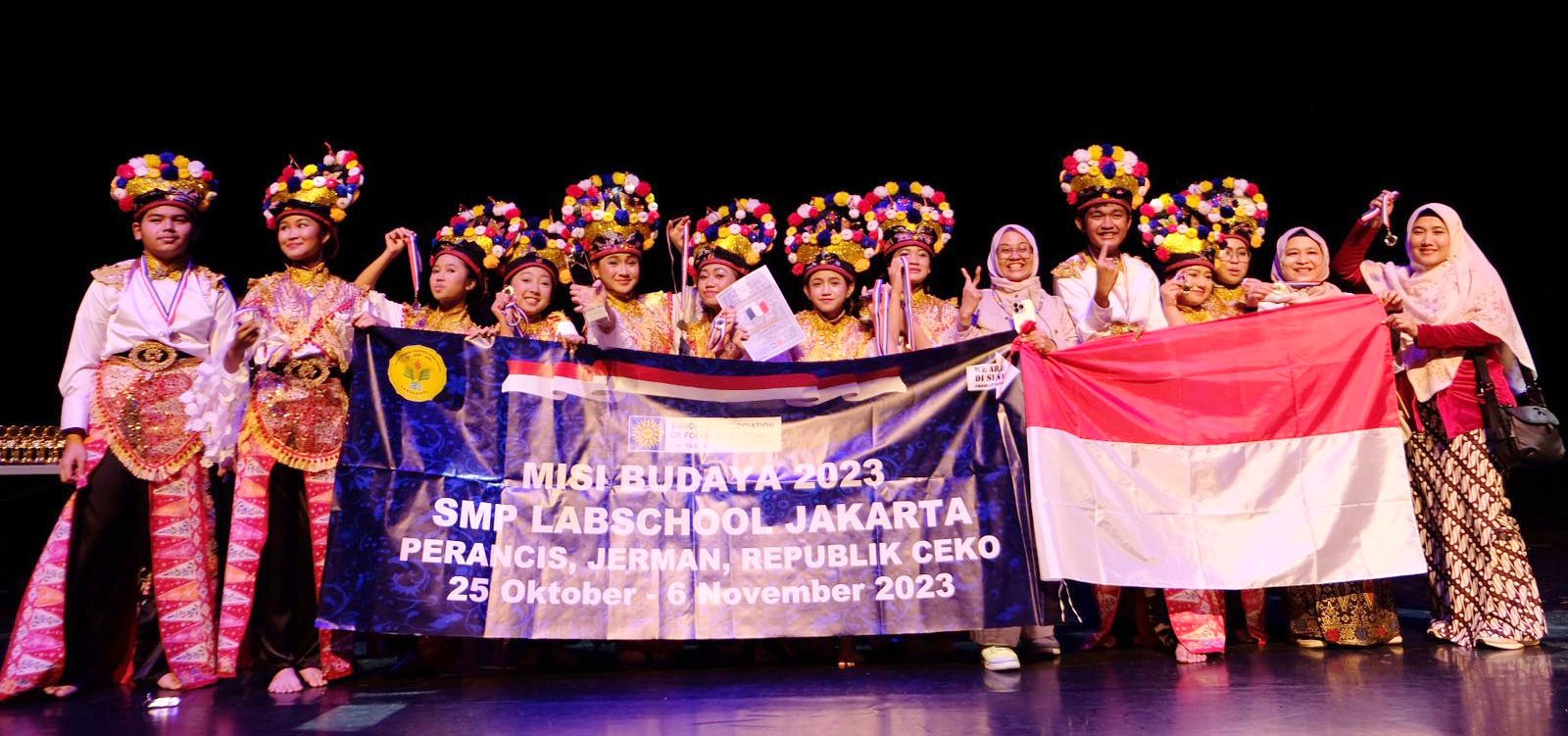 Tim MAJU Misi Budaya SMP Labschool Jakarta Raih Juara di Paris