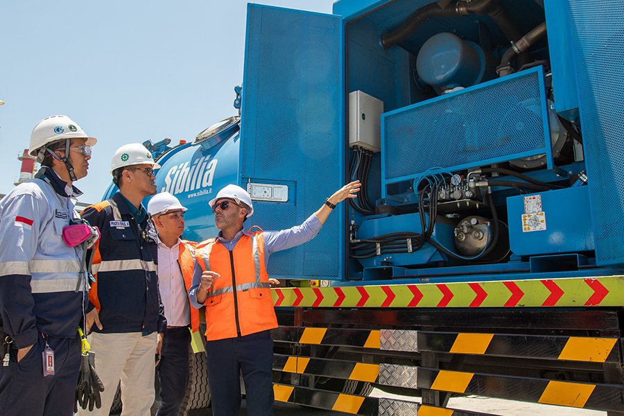 KOBX Serahkan Sibilia Truk Vacuum S24D ke Smelter Freeport Indonesia