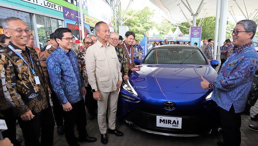 Menperin Tinjau FCEV Toyota Mirai Gen-2 di GJAW 2024