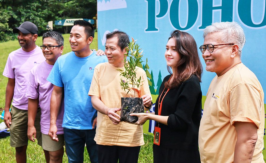 AXA Mandiri Tanam Bibit Pohon