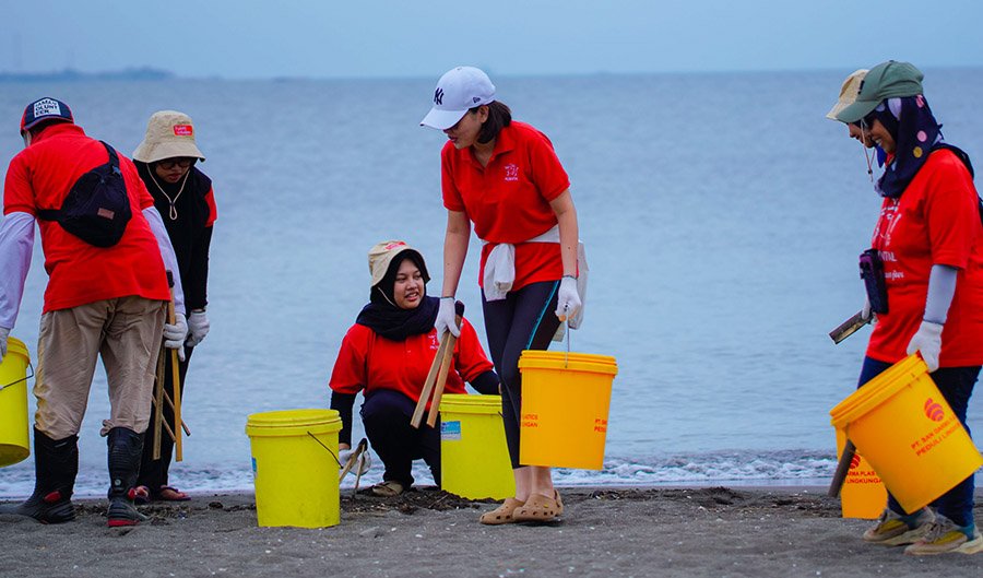 Prudential Gelar Aksi Bersih Pantai