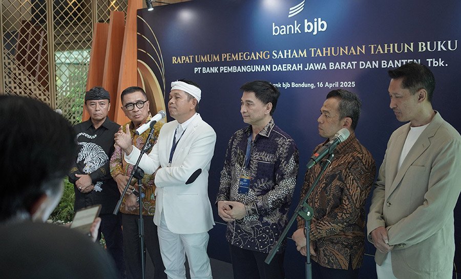 Gubernur Jabar Hadiri RUPST bank bjb