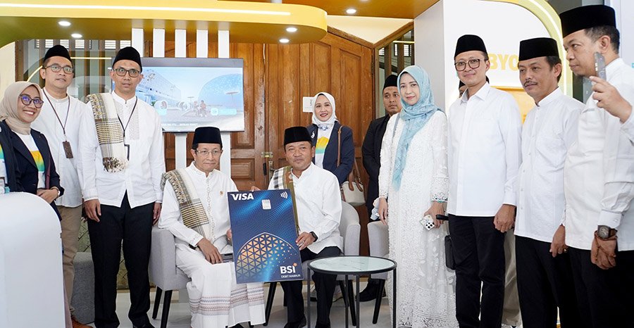 BSI Serahkan Kartu BSI Debit Mabrur
