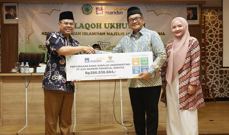 AXA Mandiri Salurkan Surplus Underwriting 2023