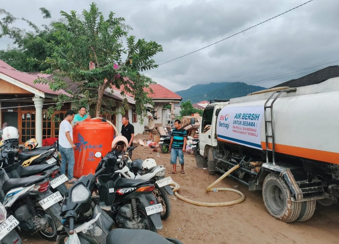 BNI Gerak Cepat Salurkan Bantuan bagi Warga Terdampak Banjir di Padang