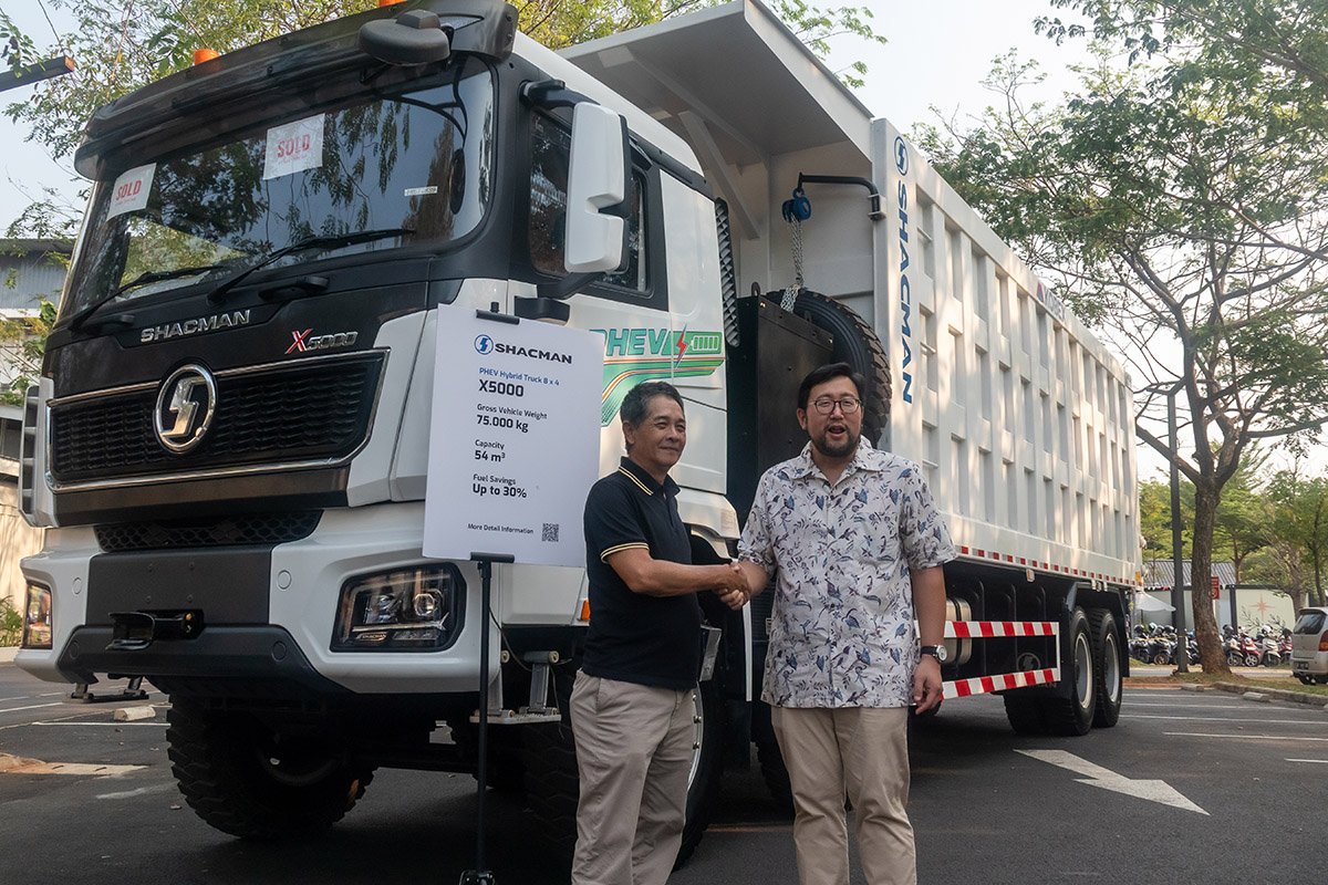 Kobexindo Serahkan Unit Shacman Hybrid Dump Truck di Customer Days