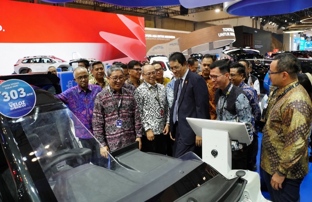 Menkeu Purbaya Kunjungi Booth Toyota di GIIAS 2026