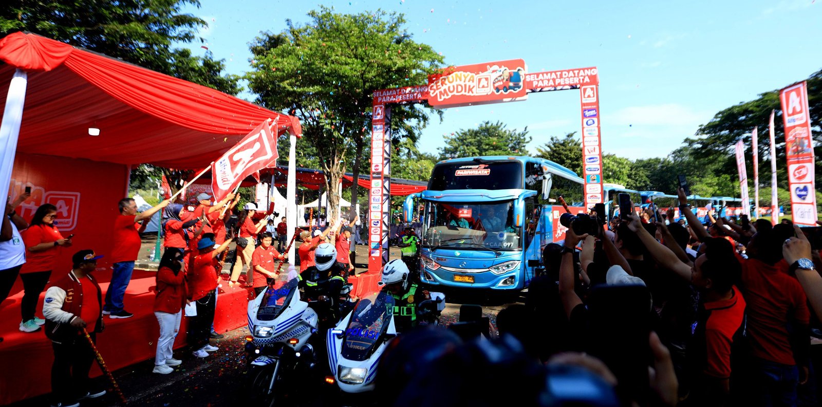  AQUA Dukung Alfamidi Berangkatkan 1.250 Pemudik ke Berbagai Kota