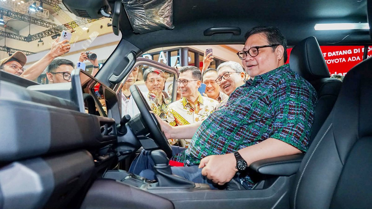 Menko Airlangga Rasakan Kabin Land Cruiser FJ SUV di GIIAS 2026