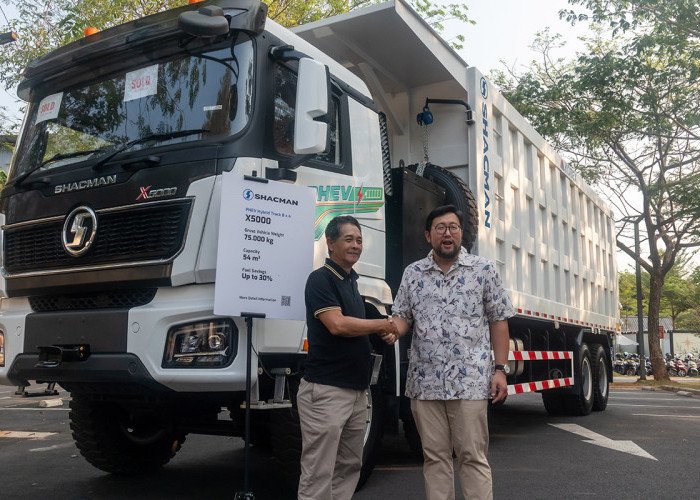 Kobexindo Serahkan Unit Shacman Hybrid Dump Truck di Customer Days