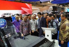 Menkeu Purbaya Kunjungi Booth Toyota di GIIAS 2026