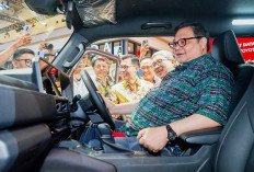 Menko Airlangga Rasakan Kabin Land Cruiser FJ SUV di GIIAS 2026